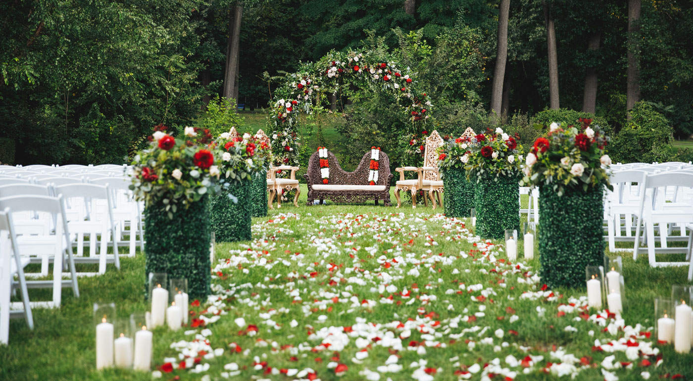 Outdoor Hochzeit. Perfekte Blumen Dekoration mit Rosenblättern auf dem Weg zum Traualtar.